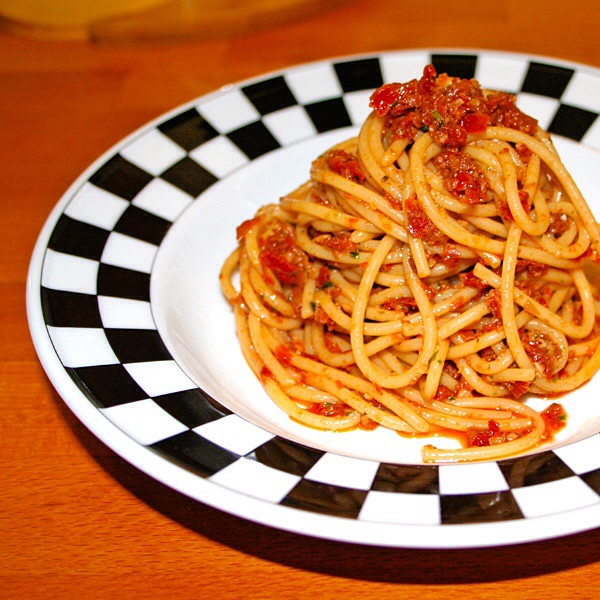 Spaghetti in crema di pomodori secchi e noci