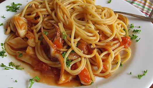 Risultati immagini per spaghetti con ragù di calamari e mandorle