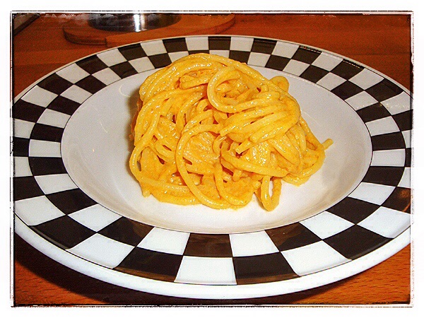 Spaghetti con crema di peperoni e ricotta